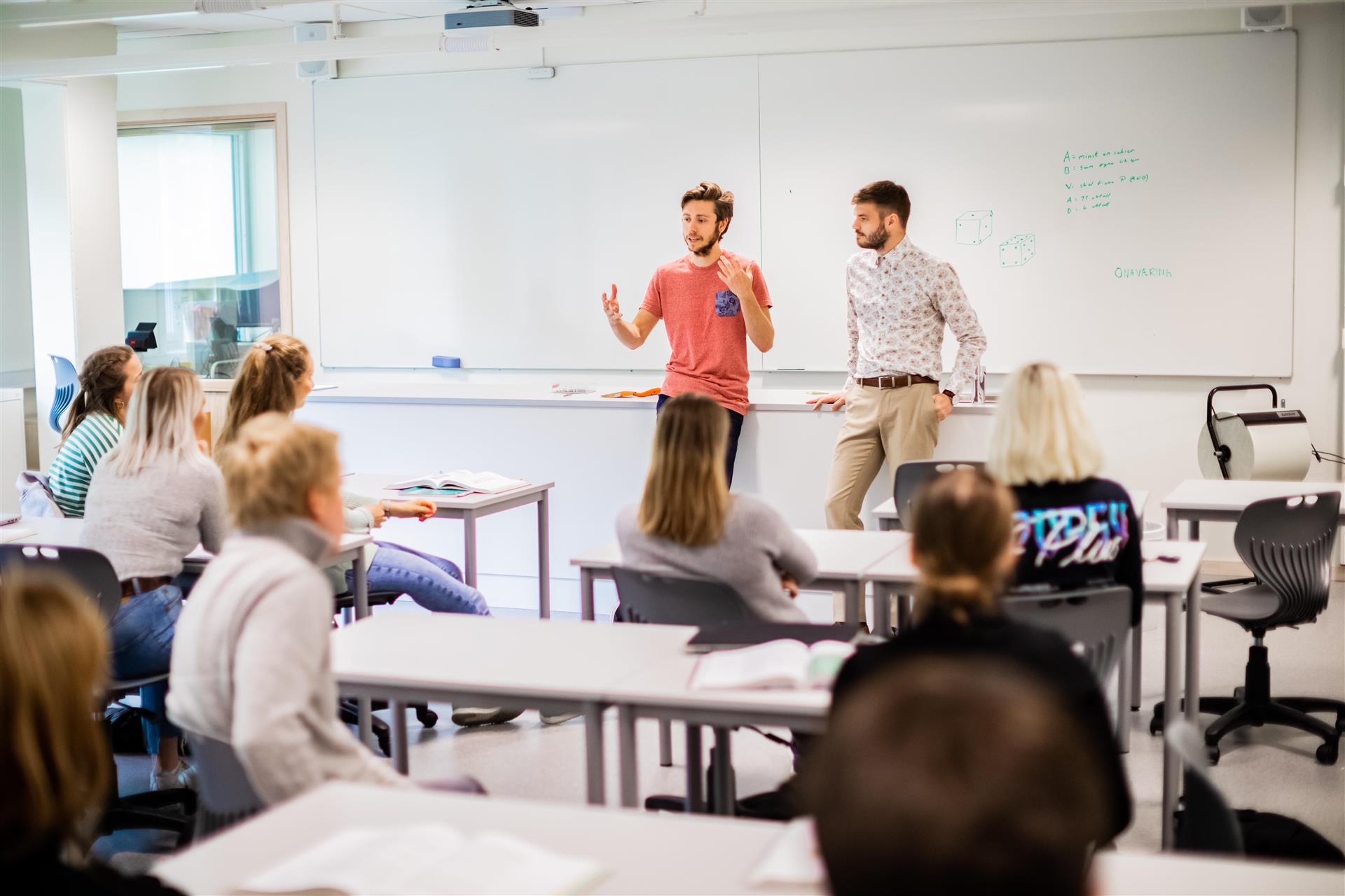 lærarar foran tavle og elevar