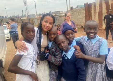 Foto av vår elev med skolebarn frå Kenya