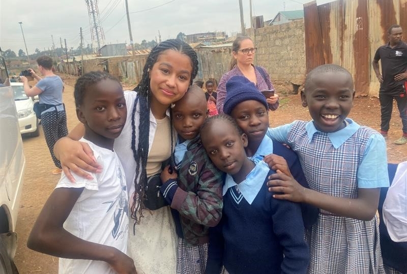 Foto av vår elev med skolebarn frå Kenya